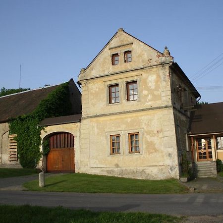 Apartman Na Statku Miskovice  Zewnętrze zdjęcie