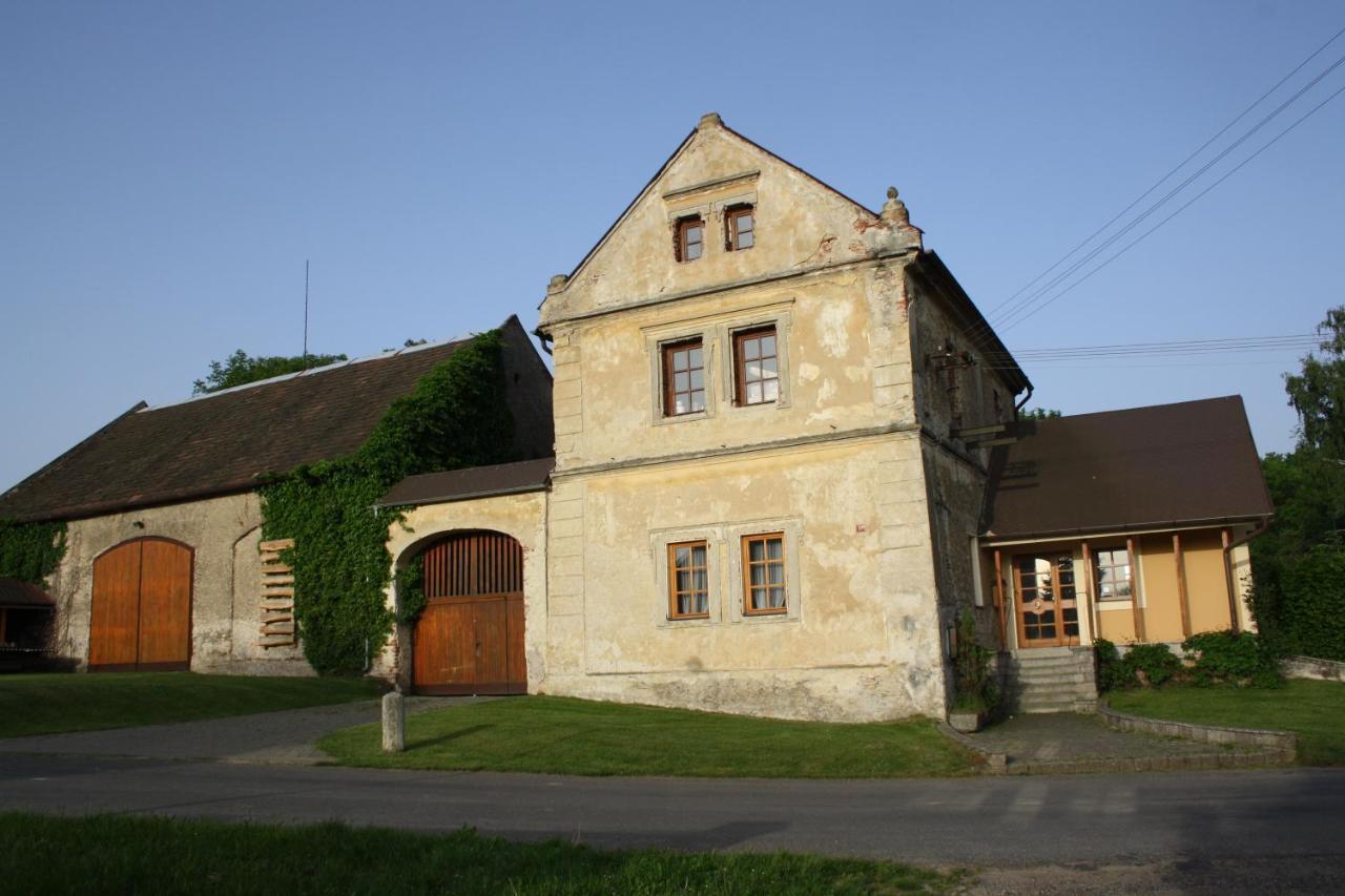 Apartman Na Statku Miskovice  Zewnętrze zdjęcie